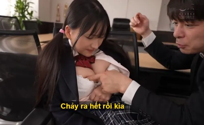 Trong suốt 3 năm, thầy giáo rèn luyện cô học trò ngực đẹp thành “chiếc bình đựng tinh”