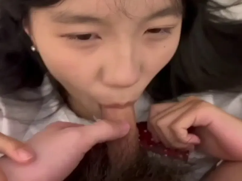 Em loli dễ thương liếm cục thịt biến em thành con em đĩ dâm dục p2
